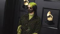 Billie Eilish dinantikan penampilannya pada Grammy Awards 2020. Ternyata ia tampil serba hitam dan hijau neon dengan busana dari Gucci. Foto: Jordan Strauss/Invision/AP