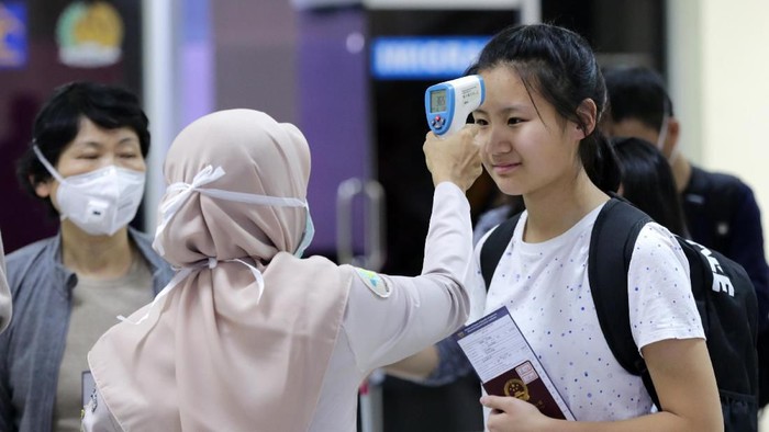 Wabah virus corona telah memakan 80 orang korban tewas. Indonesia mengantisipasi masuknya virus corona dengan pemeriksaan penumpang di sejumlah bandara.