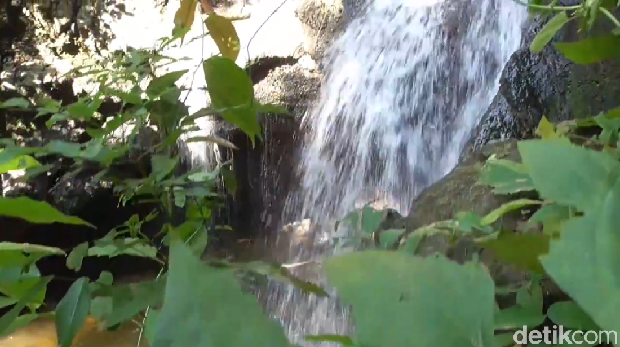 Air Terjun Ini Punya Pelangi Mini