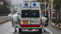 Virus corona jenis baru yang menyebar di wilayah Wuhan, China, membuat jumlah warga yang terinfeksi penyakit tersebut bertambah. Tim medis pun kerap berkeliling wilayah Wuhan untuk membantu warga memeriksakan diri ke rumah sakit. Chinatopix via AP.