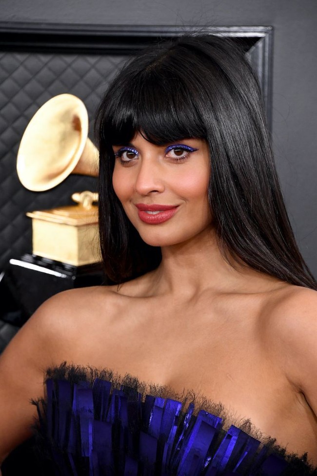 Aktris Inggris Jameela Jamil menyamakan busananya dengan makeup matanya. Ia tampil menggunakan eyeshadow biru berglitter yang dibentuk cat-eye.  Foto: Getty Images