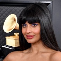 Aktris Inggris Jameela Jamil menyamakan busananya dengan makeup matanya. Ia tampil menggunakan eyeshadow biru berglitter yang dibentuk cat-eye.  Foto: Getty Images