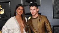 Nick Jonas dan Priyanka Chopra menjadi sorotan karena penampilan keduanya. Amy Sussman/Getty Images