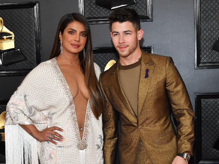 selebriti busana terburuk grammy awards LOS ANGELES, CALIFORNIA - JANUARY 26: Priyanka Chopra Jonas and Nick Jonas attends the 62nd Annual GRAMMY Awards at Staples Center on January 26, 2020 in Los Angeles, California. (Photo by Amy Sussman/Getty Images)