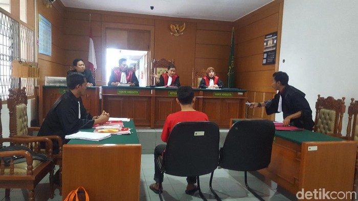 Ariyanto menjalani sidang di PN Bogor. Dia didakwa melawan polisi.