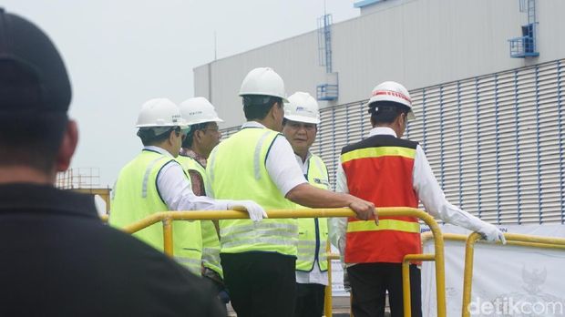 Presiden Jokwo tinjau kapal selam KRI Alugoro-405 di PT PAL