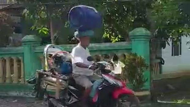 Kisah Tukang Cuci Keliling di Sulsel, Taruh Kompresor Air di Kepala
