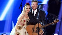 Jika sebelumnya ada Shawn dan Camila, kini Grammy dihibur dengan pasangan Gwen dan Blake. Kevin Winter/Getty Images for The Recording Academy