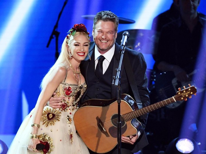 LOS ANGELES, CALIFORNIA - JANUARY 26: (L-R) Gwen Stefani and  Blake Shelton perform onstage during the 62nd Annual GRAMMY Awards at STAPLES Center on January 26, 2020 in Los Angeles, California. (Photo by Kevin Winter/Getty Images for The Recording Academy )