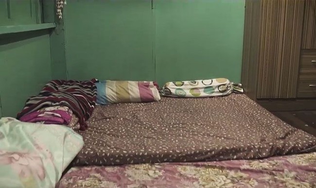 Seperti dikutip dari Bored Panda, Nanay merupakan seorang penjaja keliling sedangkan Tatay bekerja sebagai kuli angkut. Karena keterbatasan uang, mereka sering kali hanya makan satu kali sehari. Bisa makan dua kali sehari merupakan sebuah berkah dan kebahagiaan bagi keluarga ini. Foto: Facebook/ Jayvee Lazaro Badile II