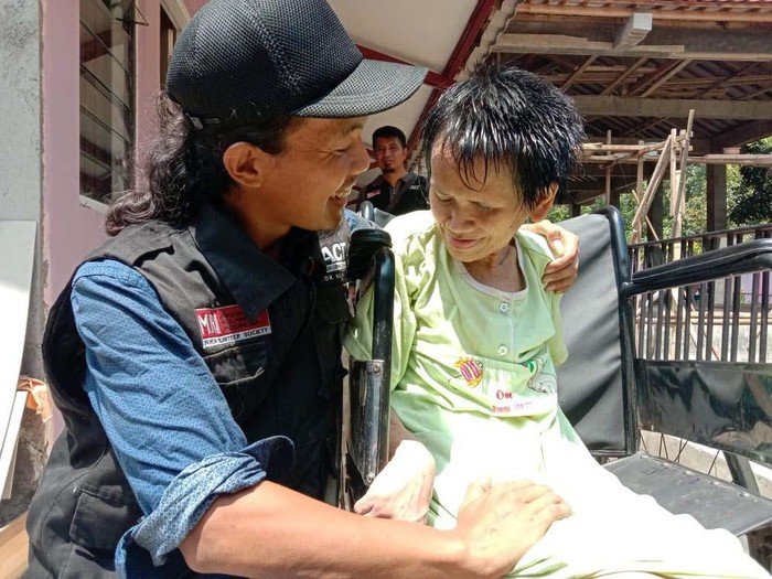 Sukiyah, seorang perempuan di Kabupaten Semarang tidak mandi selama 27 tahun. Kondisinya memprihatinkan karena rambutnya menjadi gimbal hingga menjadi sarang tikus.