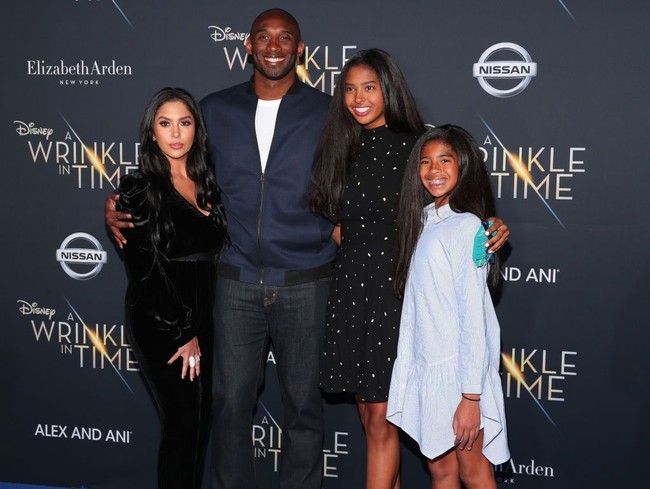  Vanessa Laine Bryant kini harus merelakan kepergian sang suami, Kobe Bryant selamanya. Bukan hanya Kobe, putri keduanya, Gianna Maria-Onroe juga ikut tewas dalam kecelakaan bersama sang ayah. TMZ melaporkan sembilan orang meninggal dunia akibat kecelakaan helikopter yang ditumpangi Kobe. Foto: Dok. Instagram, Dok. Getty Images