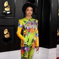 Gaya Esperanza Spalding dengan jumpsuit neon motif bunga tampak seperti wanita yang ingin datang ke pesta bertema floral. Bisa dibilang penampilannya terlalu ramai. Foto: Amy Sussman/Getty Images