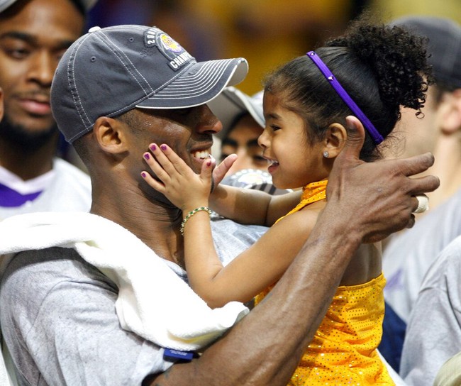 Gigi memakai seragam cheerleaders LA Lakers untuk mendukung ayahnya di final NBA pada 2009. Kobe Bryant bermain untuk LA Lakers selama 20 tahun sebelum pensiun pada 2016. (Foto: Stephen M. Dowell/Orlando Sentinel)