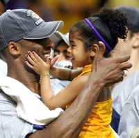 Gigi memakai seragam cheerleaders LA Lakers untuk mendukung ayahnya di final NBA pada 2009. Kobe Bryant bermain untuk LA Lakers selama 20 tahun sebelum pensiun pada 2016. (Foto: Stephen M. Dowell/Orlando Sentinel)