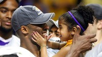 Sebagai penghormatan, Los Angeles Lakers juga memensiunkan nomor punggung 8 dan 24 yang pernah dikenakannya selama bermain. Foto: AP Photo