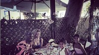 Dalam kecelakaan helikopter tidak hanya menewaskan Kobe Bryant, tetapi juga putri cantiknya Gianna Maria Onore Bryant. Potret makan bersama ini lah yang akan dikenang oleh sang Istri. Foto: Instagram @kobebryant