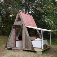 Dari kecil terlihat kusam, bagian dalam rumah berbentuk segitiga ini membuat takjub. Rumah segitiga di Collierville, Tennessee ini didesain dengan minimalis namun tetap chic dengan penggunaan bahan kayu sebagai interior rumah. Foto: dok. tinyhouseswoon