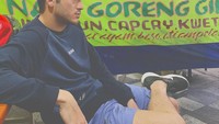 Mbak nasgornya monggo, tulis Rizky di keterangan foto. Wah, siapa mau dilayani Rizky saat beli nasi goreng kaki lima? Foto: Instagram rizkynazar20