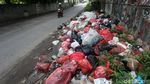 Jorok, Sampah Menumpuk di Pinggir Jalan Cikunir Bekasi