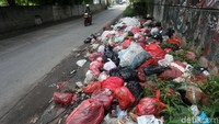 Tumpukan sampah itu juga mengganggu kenyamanan pengguna jalan.