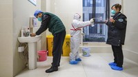 Para anggota tim medis dan masyarakat pun dianjurkan untuk selalu mencuci tangan dan menyemprotkan desinfektan ke pakaian maupun alat pelindung lainnya untuk mengantisipasi penyebaran virus corona jenis baru tersebut. Chinatopix via AP.
