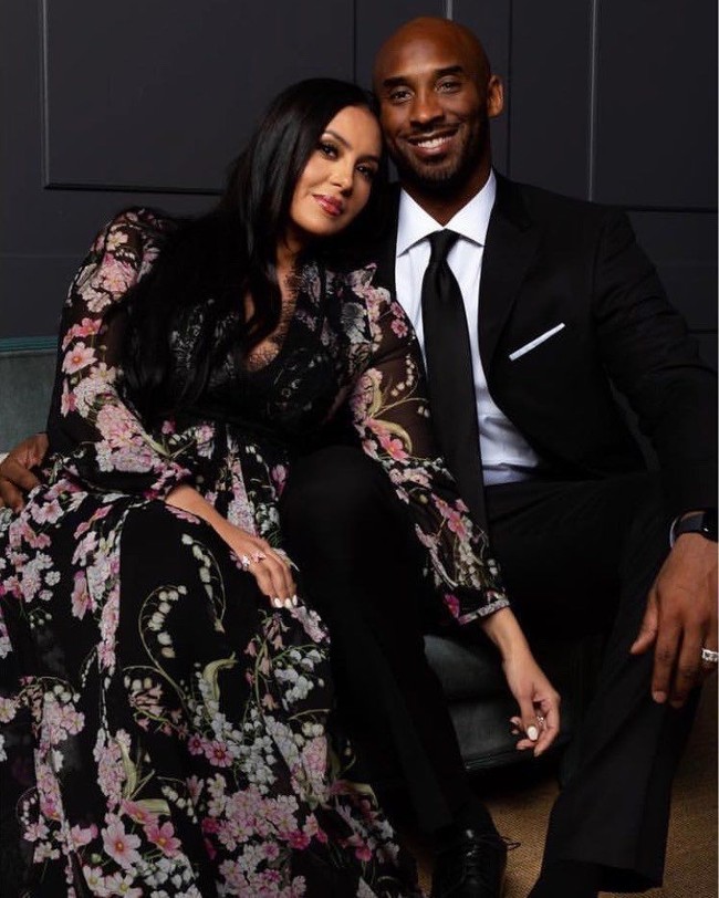 Dilansir TMZ, Kobe Bryant yang dikenal sebagai ikon LA Lakers itu meninggal dunia pada Minggu (26/1/2020) pagi waktu setempat karena kecelakaan helikopter. Helikopter itu jatuh dan terbakar di Calabasas dekat, California, Amerika Serikat (AS). Tidak ada penumpang yang selamat dalam tragedi itu. Namun Istri Bryant,  Vanessa Laine Bryant dikabarkan tidak ada dalam helikopter nahas tersebut. Foto: instagram @kobebryant