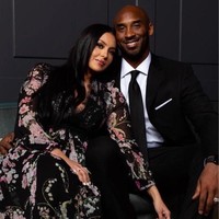 Dilansir TMZ, Kobe Bryant yang dikenal sebagai ikon LA Lakers itu meninggal dunia pada Minggu (26/1/2020) pagi waktu setempat karena kecelakaan helikopter. Helikopter itu jatuh dan terbakar di Calabasas dekat, California, Amerika Serikat (AS). Tidak ada penumpang yang selamat dalam tragedi itu. Namun Istri Bryant,  Vanessa Laine Bryant dikabarkan tidak ada dalam helikopter nahas tersebut. Foto: instagram @kobebryant