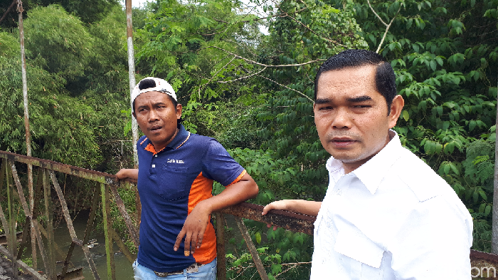 Haris Fadhil-detikcom/  Wakil Ketua DPRD Kota Medan dari Fraksi Gerindra Ihwan Ritonga mengecek jembatan lapuk di Medan Maimun
