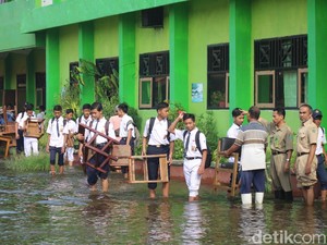 Dua Sekolah di Sidoarjo Kebanjiran Setelah Diterjang Hujan Deras