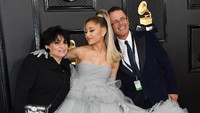 Tak seperti biasanya, kali ini Ariana mengajak sang ibu, Joan Grande dan juga mantan suaminya, Edward Butera. Amy Sussman/Getty Images