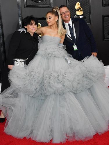 Ariana Grande Tampil dengan Baju Bervolume Besar di Grammy Awards 2020