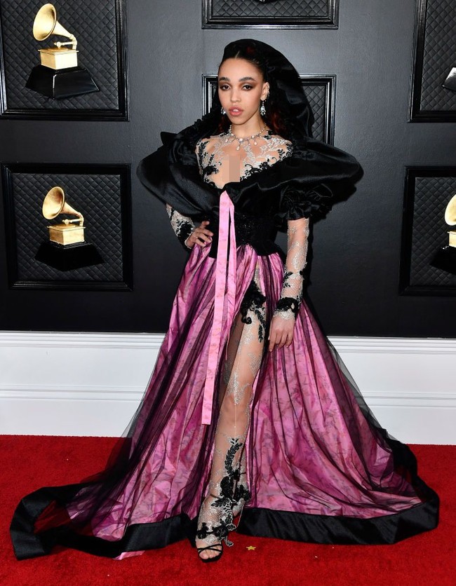 FKA Twigs dengan busana rancangan Ed Marler membuat dia terlihat seperti datang ke acara pesta kostum Halloween, bukan ajang penghargaan bergengsi seperti Grammy Awards. Foto: Frazer Harrison/Getty Images