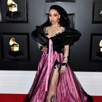 FKA Twigs dengan busana rancangan Ed Marler membuat dia terlihat seperti datang ke acara pesta kostum Halloween, bukan ajang penghargaan bergengsi seperti Grammy Awards. Foto: Frazer Harrison/Getty Images