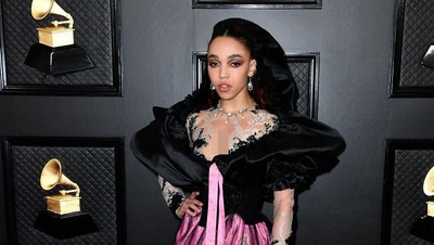 10 Selebriti Berbusana Terburuk di Grammy Awards 2020
