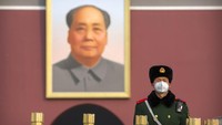 Sejumlah petugas keamanan disiagakan di sejumlah area di objek-objek wisata di kawasan Beijing, China, untuk memberikan informasi dan menjaga kawasan objek wisata yang tengah tutup untuk sementara waktu untuk mengantisipasi meningkatnya penyebaran virus corona jenis baru.