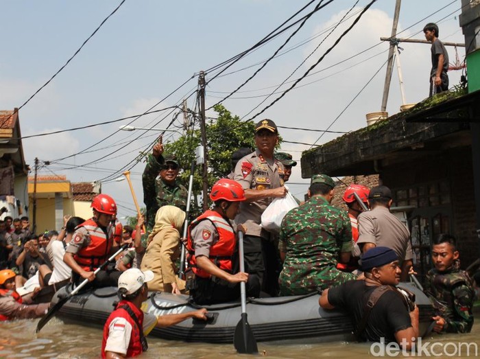 Kapolda dan pangdam kunjungi lokasi banjir dayeuhkolot