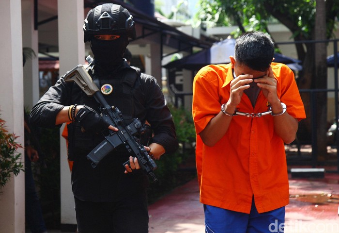 Dua Pengedar Ekstasi Dibekuk Polisi Polda Metro Jaya membekuk 2 pengedar ekstasi yang beroperasi di tempat hiburan malam. Mereka kemudian dihadirkan dalam rilis dengan penjagaan polisi bersenjata.