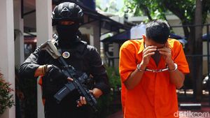Dua Pengedar Ekstasi Digiring Polisi Bersenjata di Polda Metro Jaya