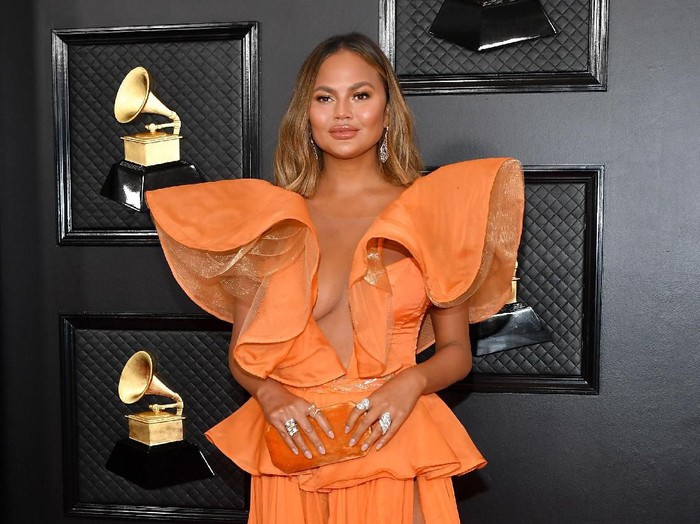 LOS ANGELES, CALIFORNIA - JANUARY 26: Chrissy Teigen attends the 62nd Annual GRAMMY Awards at Staples Center on January 26, 2020 in Los Angeles, California. (Photo by Amy Sussman/Getty Images)