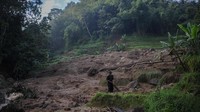Longsor tersebut terjadi pada pukul 14.30 WIB di areal persawahan.