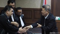 Kock Meng menyalami JPU seusai sidang.