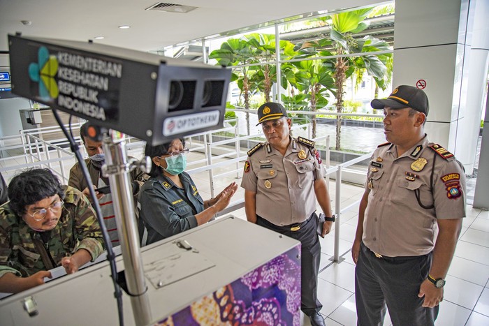 Wabah virus corona telah memakan 80 orang korban tewas. Indonesia mengantisipasi masuknya virus corona dengan pemeriksaan penumpang di sejumlah bandara.