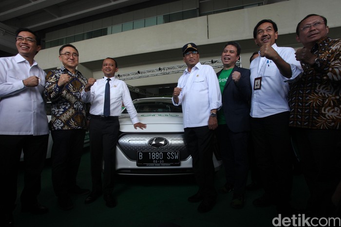 Menteri Perhubungan Budi Karya Sumadi menjadi salah satu orang pertama di Indonesia yang menjajal mobil listrik Hyundai IONIQ. Yuk, intip foto-fotonya.