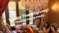 Momen ini merupakan kenangan Kobe Bryant ketika makan bersama dengan istri dan anak-anak tercintanya. Di meja makan sudah tersaji berbagai makanan yang siap disantap. Foto: Instagram @kobebryant