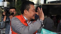 Tomtom diduga menyalahgunakan kewenangan dengan meminta penambahan anggaran dalam proyek tersebut.