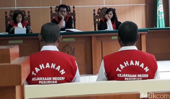 Terdakwa Kasus SDN Gentong Ambruk Jalani Sidang Sidang kasus ambruknya SDN Gentong digelar di Ruang Sidang Cakra, Pengadilan Negeri (PN) Pasuruan. Dua terdakwa hadir tanpa didampingi penasehat hukum.