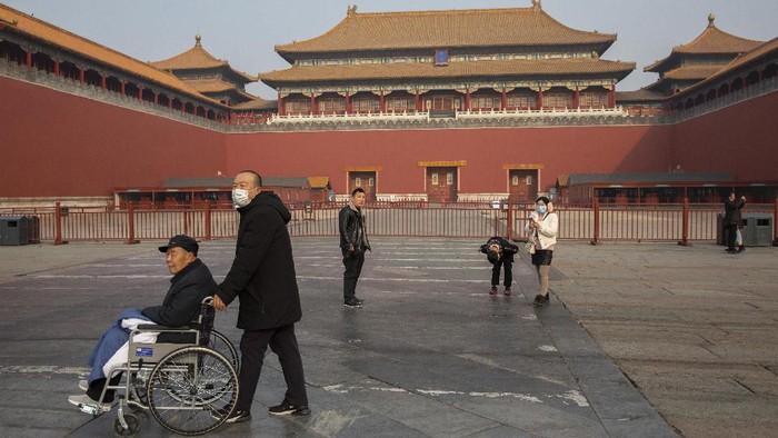 Pemerintah China menutup sejumlah objek wisata akibat penyebaran virus corona. Meski begitu, sejumlah wisatawan tetap berkunjung ke objek wisata di sana.
