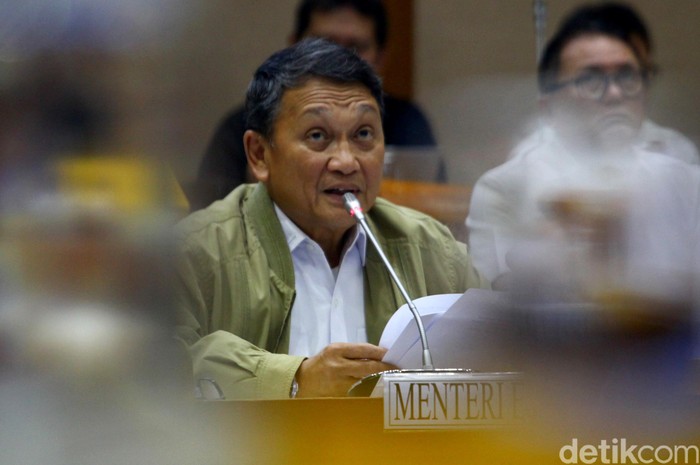 Komisi VII DPR RI menggelar rapat kerja bersama Menteri ESDM Arifin Tasrif. Salah satu hal yang dibahas dalam rapat ituadalah wacana kenaikan harga elpiji 3 kg.