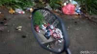Tumpukan sampah tersebut mengeluarkan bau tidak sedap.